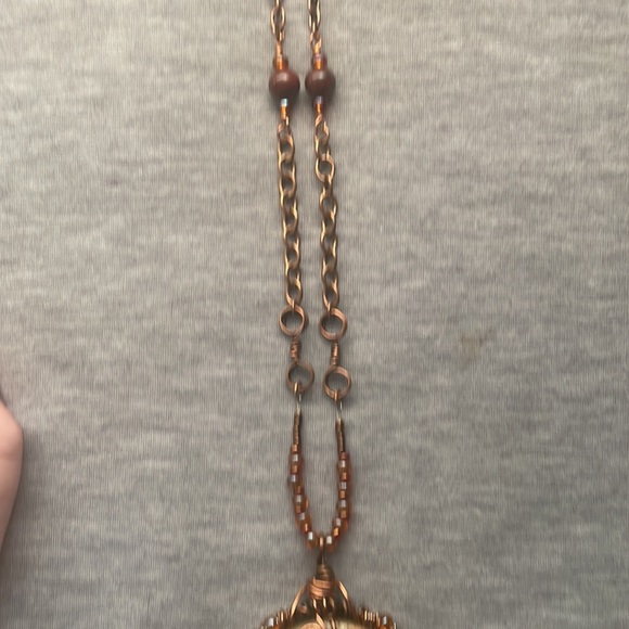 Beautiful handmade necklace with flat disc of Tiger’s Eye - chain length 33”. - Picture 6 of 7